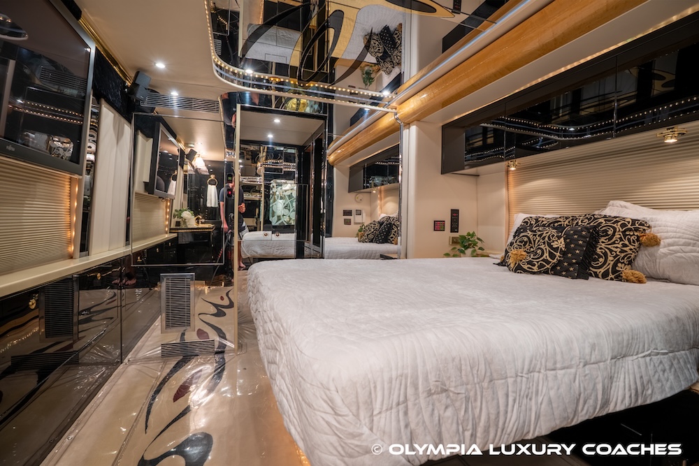 2003 Prevost Featherlite H3-45 For Sale