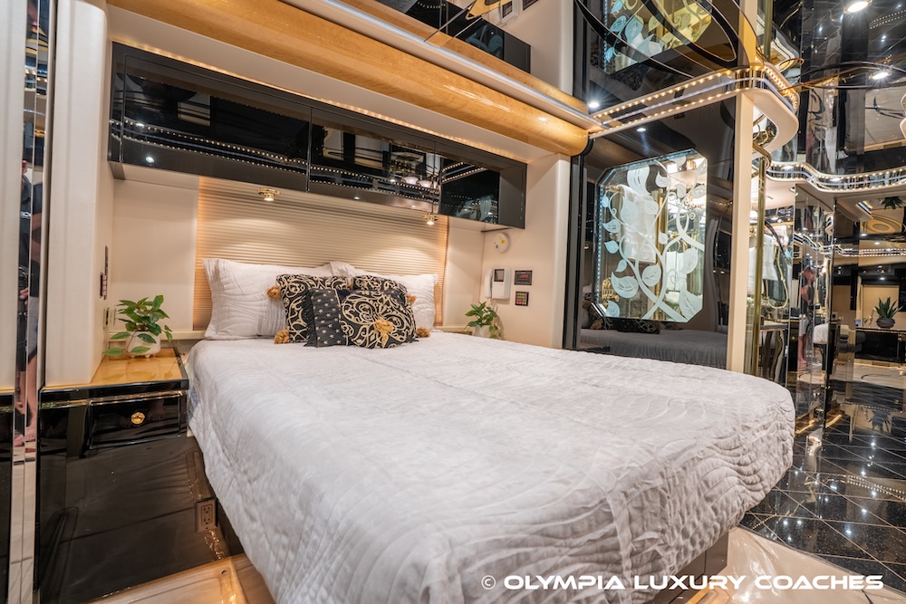 2003 Prevost Featherlite H3-45 For Sale