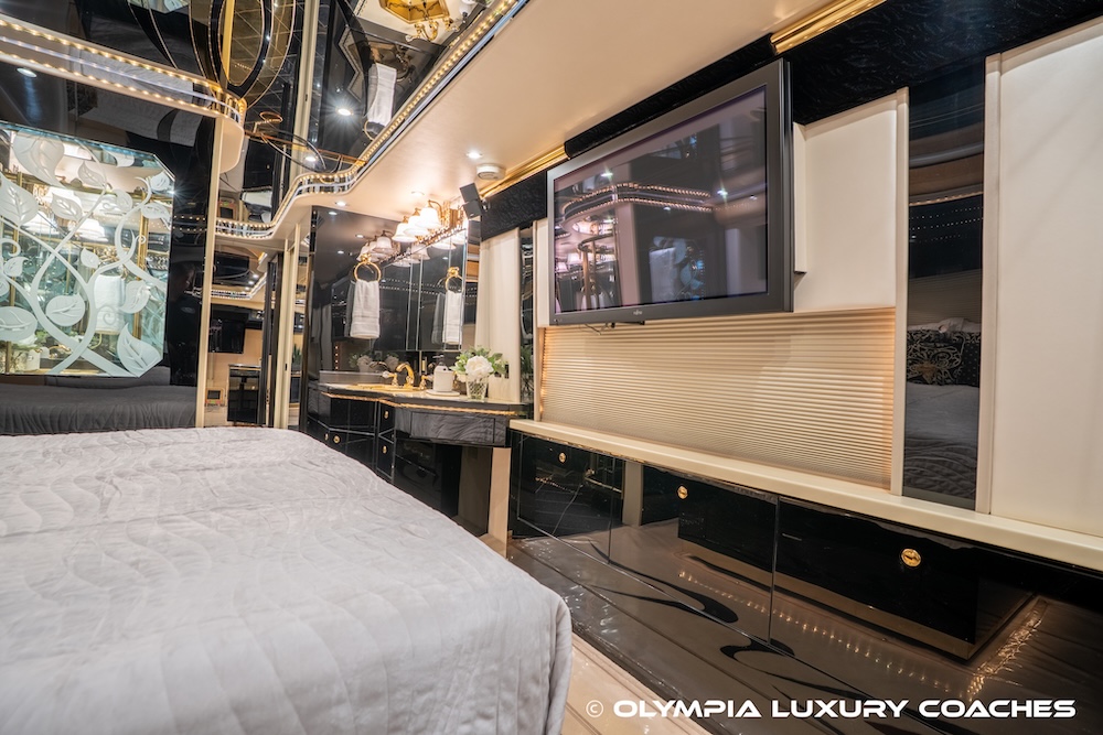 2003 Prevost Featherlite H3-45 For Sale