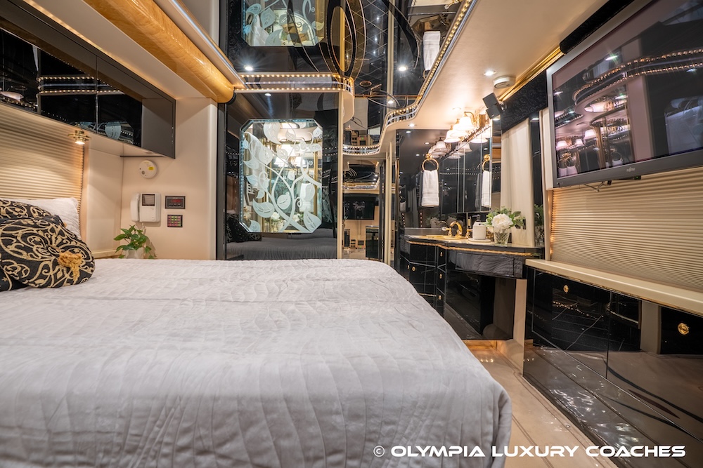 2003 Prevost Featherlite H3-45 For Sale