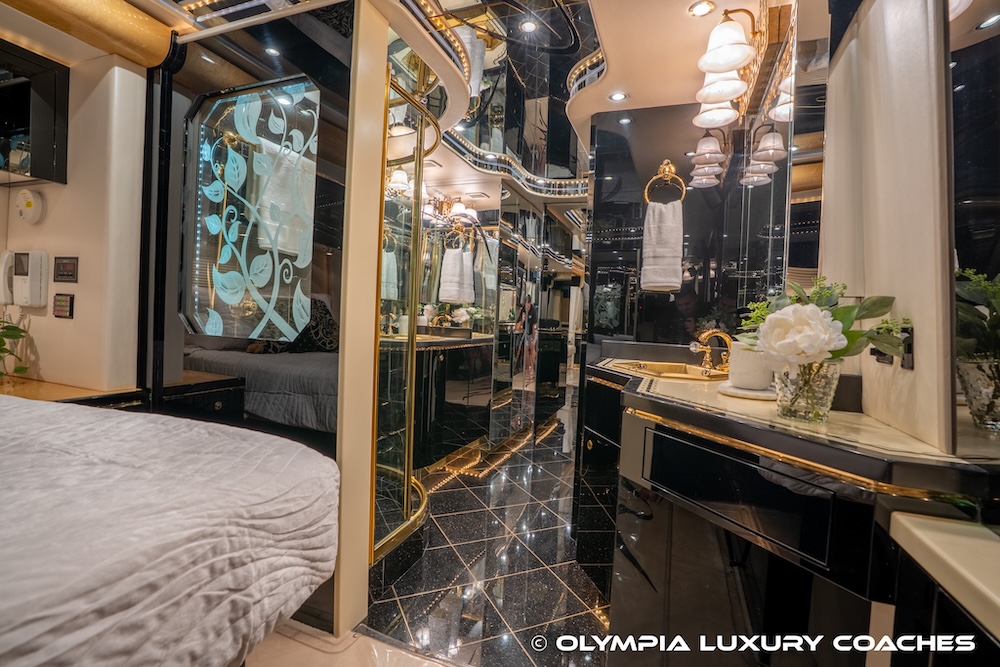 2003 Prevost Featherlite H3-45 For Sale