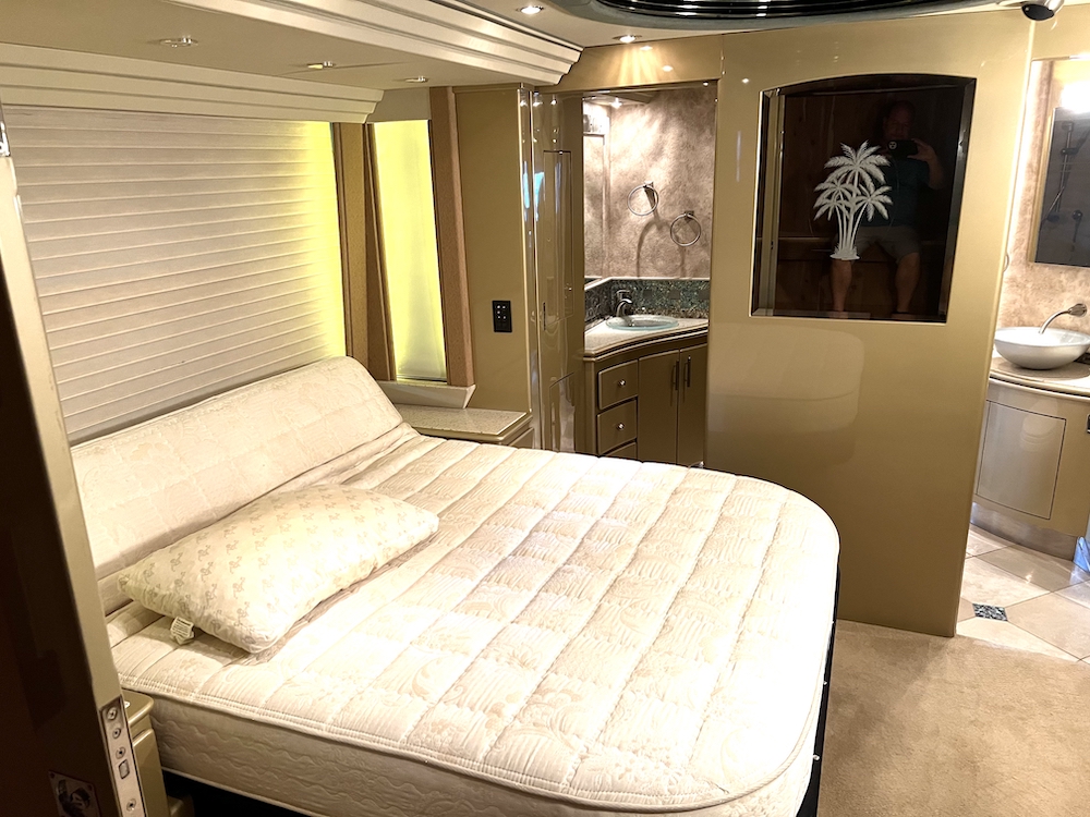 2004 Prevost Country Coach XLII For Sale