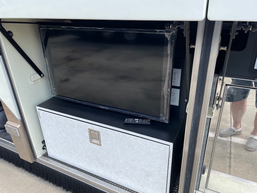 2004 Prevost Featherlite H3-45 For Sale