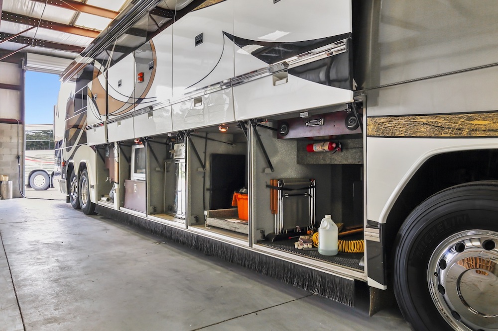 2004 Prevost Featherlite H3-45 For Sale