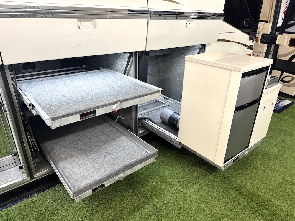 2004 Prevost Featherlite  H3-45 For Sale
