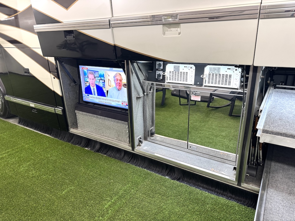 2004 Prevost Featherlite  H3-45 For Sale