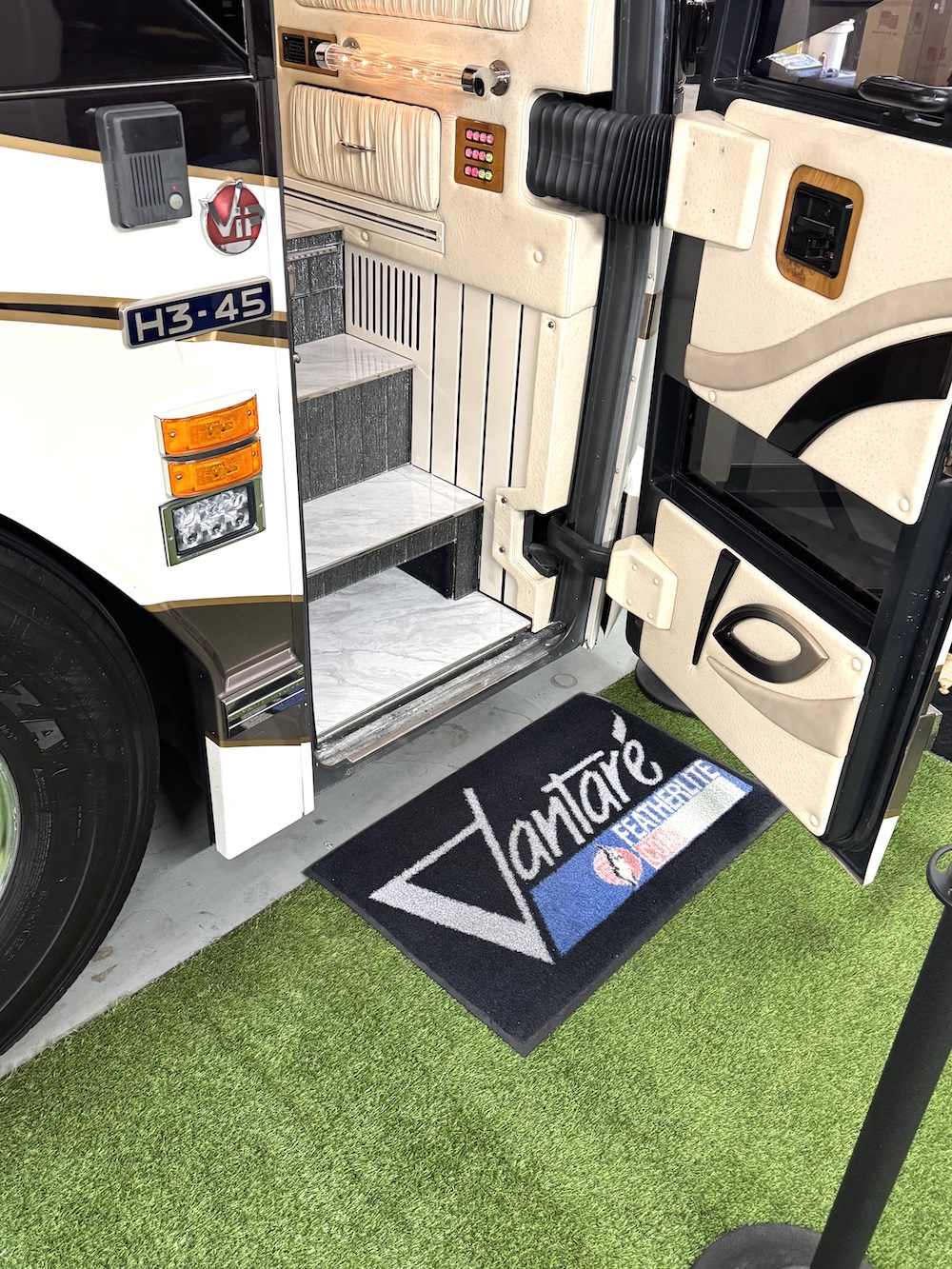 2004 Prevost Featherlite  H3-45 For Sale