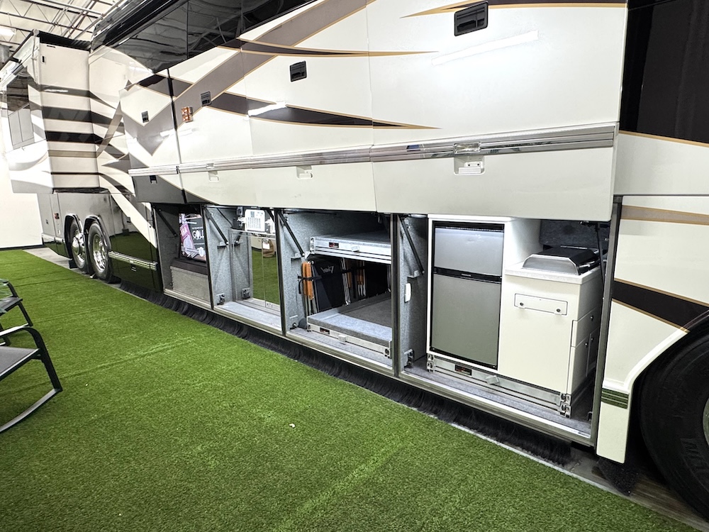 2004 Prevost Featherlite  H3-45 For Sale
