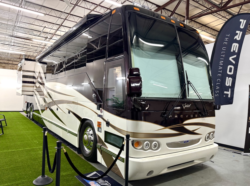 2004 Prevost Featherlite  H3-45 For Sale