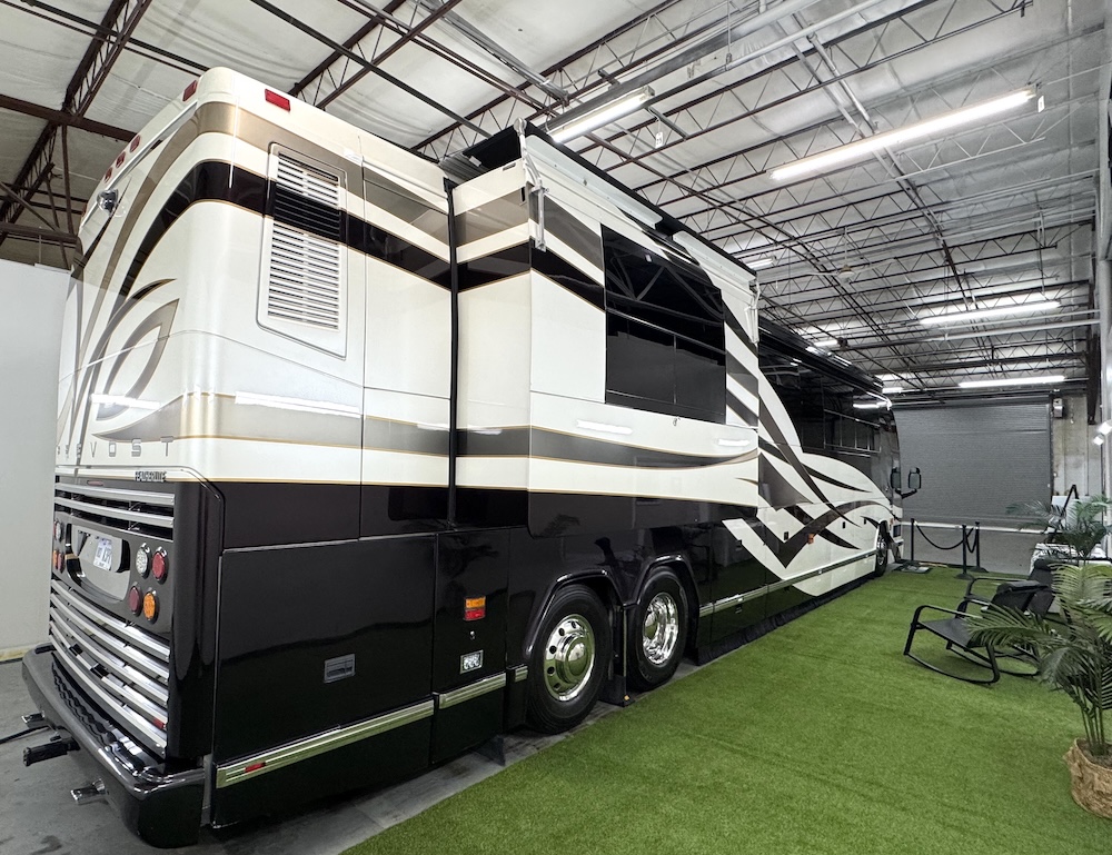 2004 Prevost Featherlite  H3-45 For Sale
