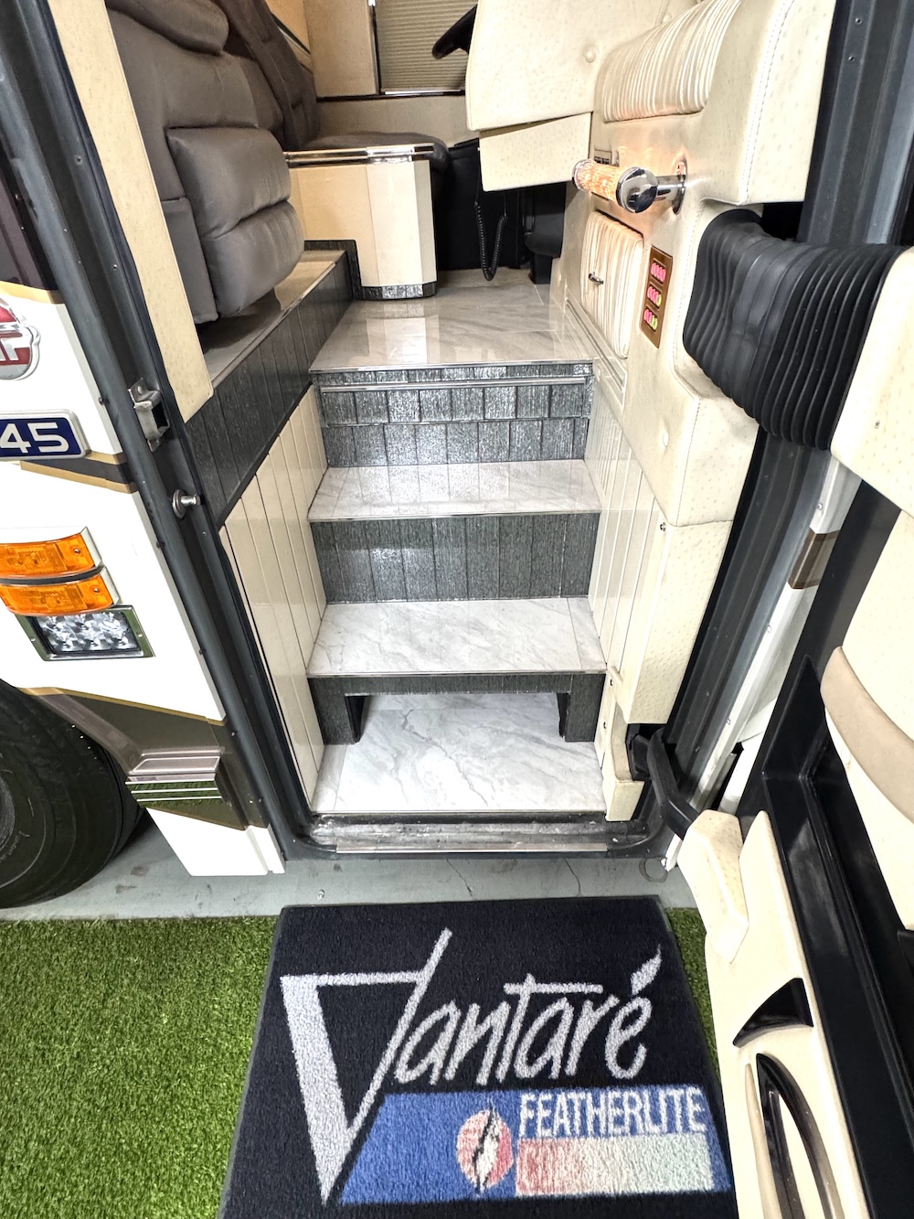 2004 Prevost Featherlite  H3-45 For Sale