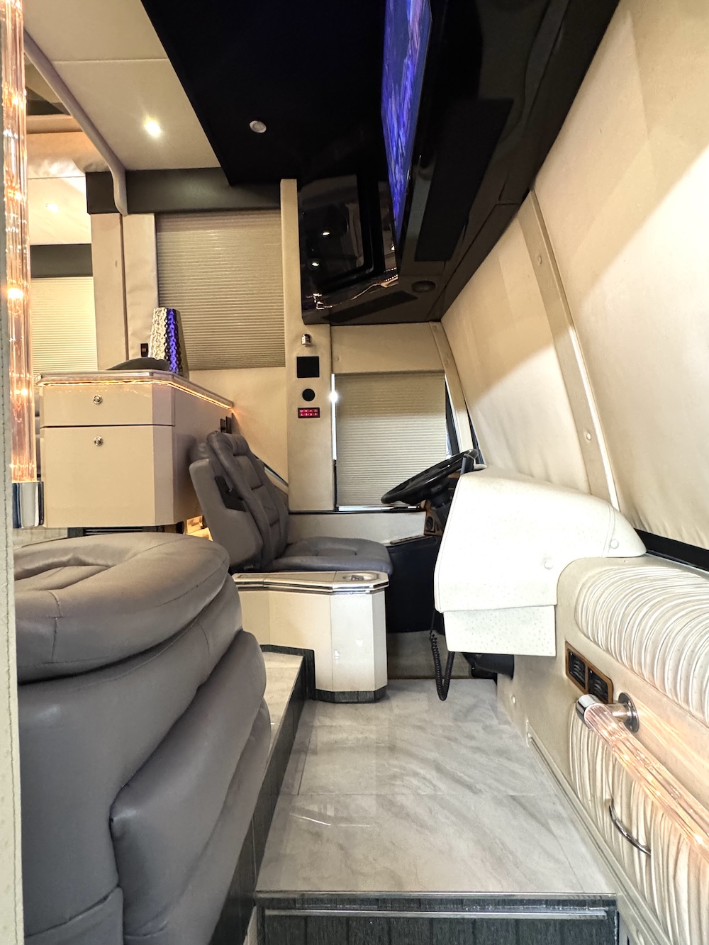 2004 Prevost Featherlite  H3-45 For Sale