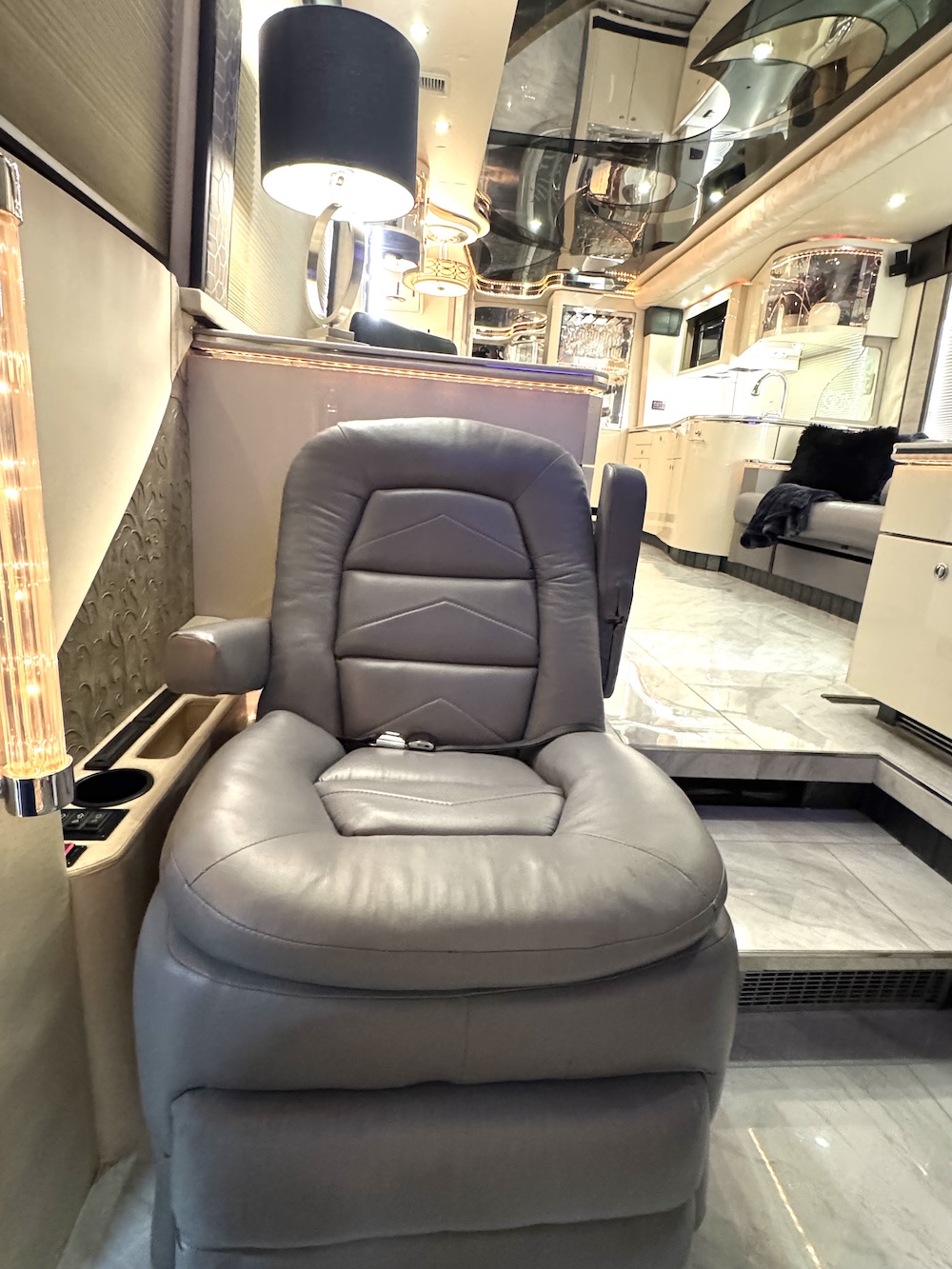 2004 Prevost Featherlite  H3-45 For Sale