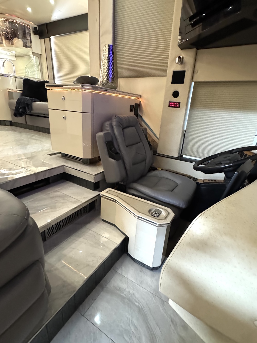 2004 Prevost Featherlite  H3-45 For Sale