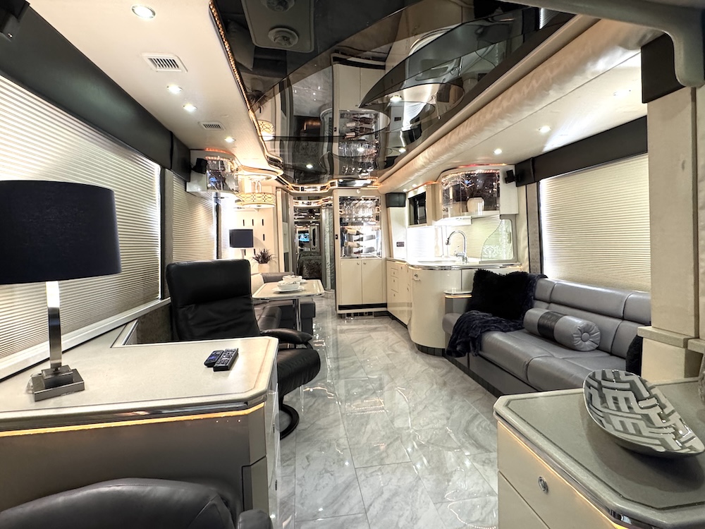 2004 Prevost Featherlite  H3-45 For Sale