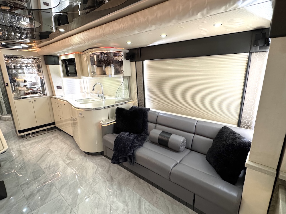 2004 Prevost Featherlite  H3-45 For Sale