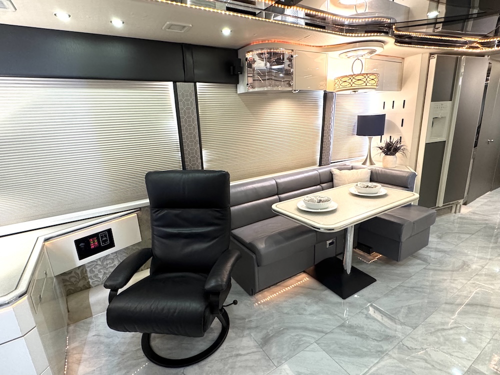 2004 Prevost Featherlite  H3-45 For Sale