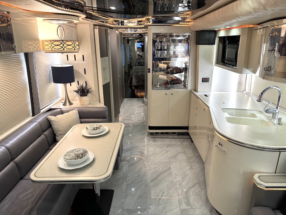 2004 Prevost Featherlite  H3-45 For Sale