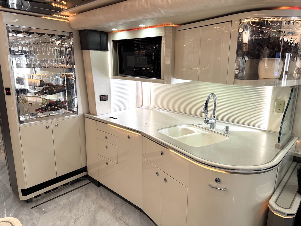 2004 Prevost Featherlite  H3-45 For Sale