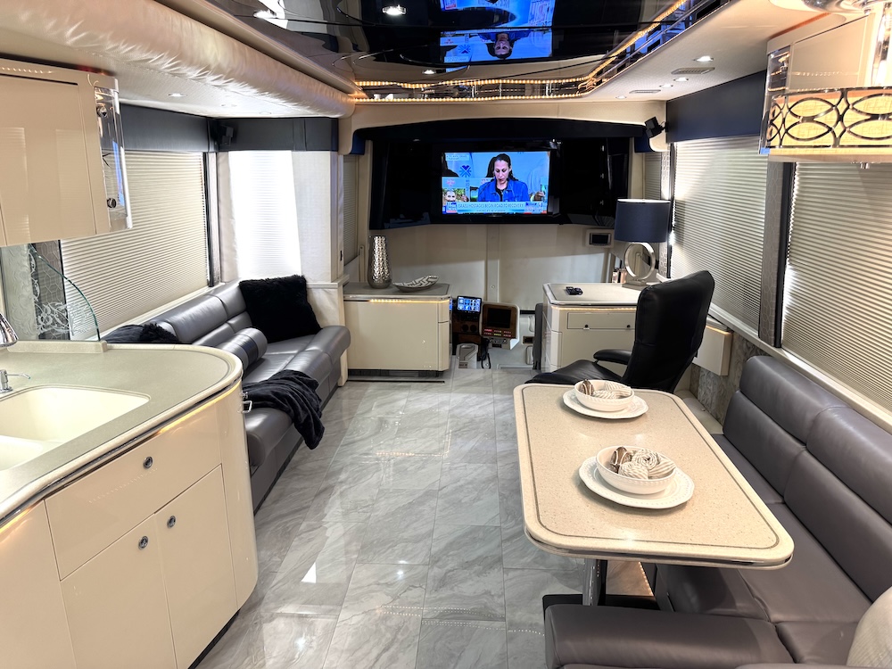2004 Prevost Featherlite  H3-45 For Sale