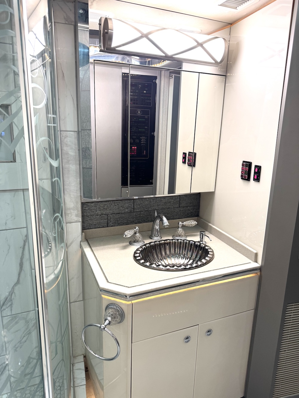 2004 Prevost Featherlite  H3-45 For Sale