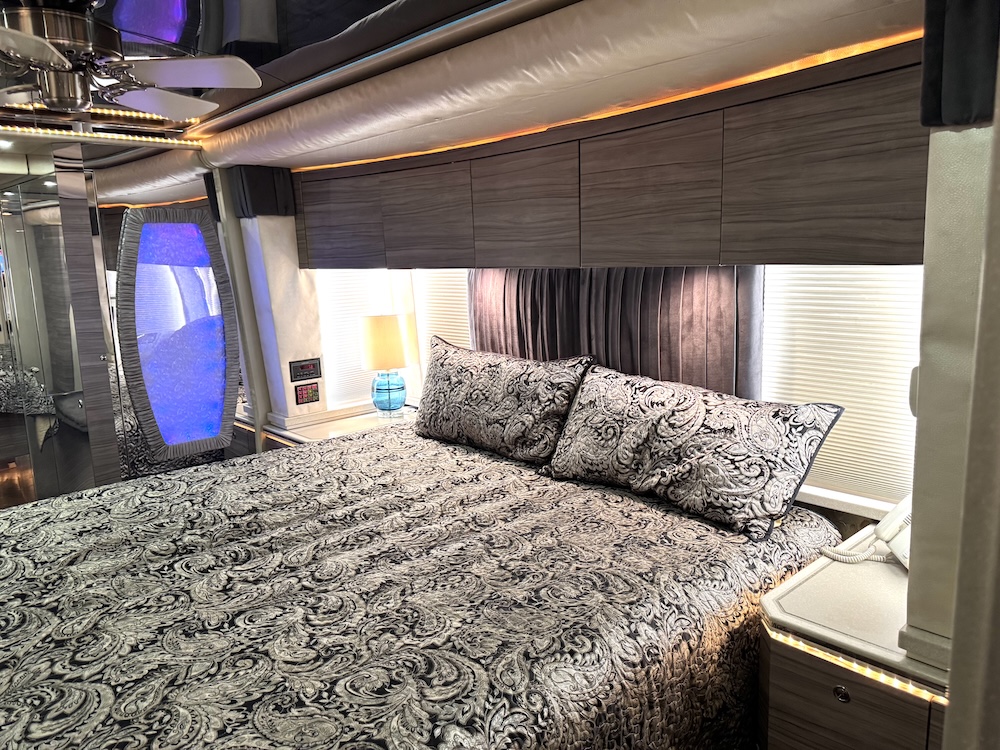 2004 Prevost Featherlite  H3-45 For Sale