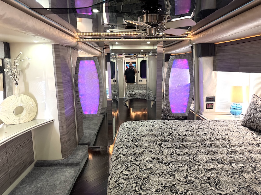 2004 Prevost Featherlite  H3-45 For Sale