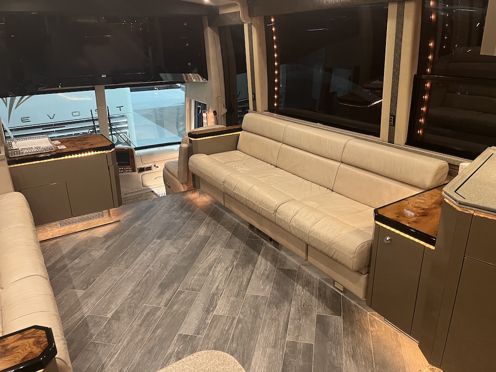 2004 Prevost Featherlite H3-45 For Sale