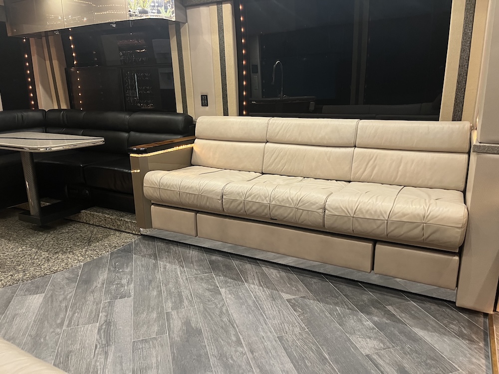 2004 Prevost Featherlite H3-45 For Sale
