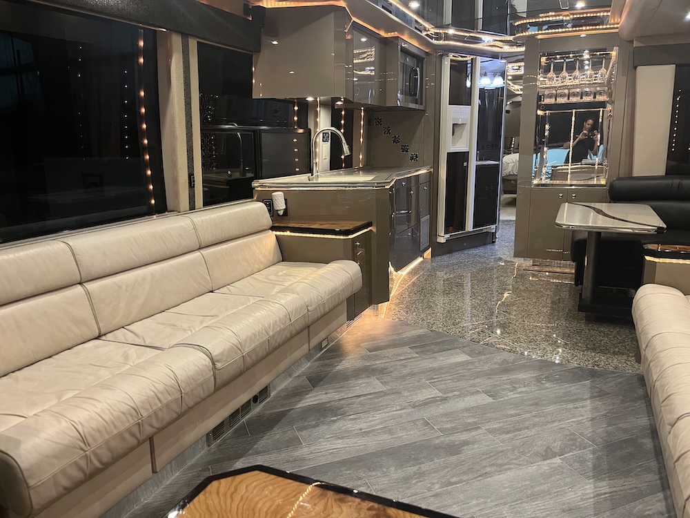 2004 Prevost Featherlite H3-45 For Sale