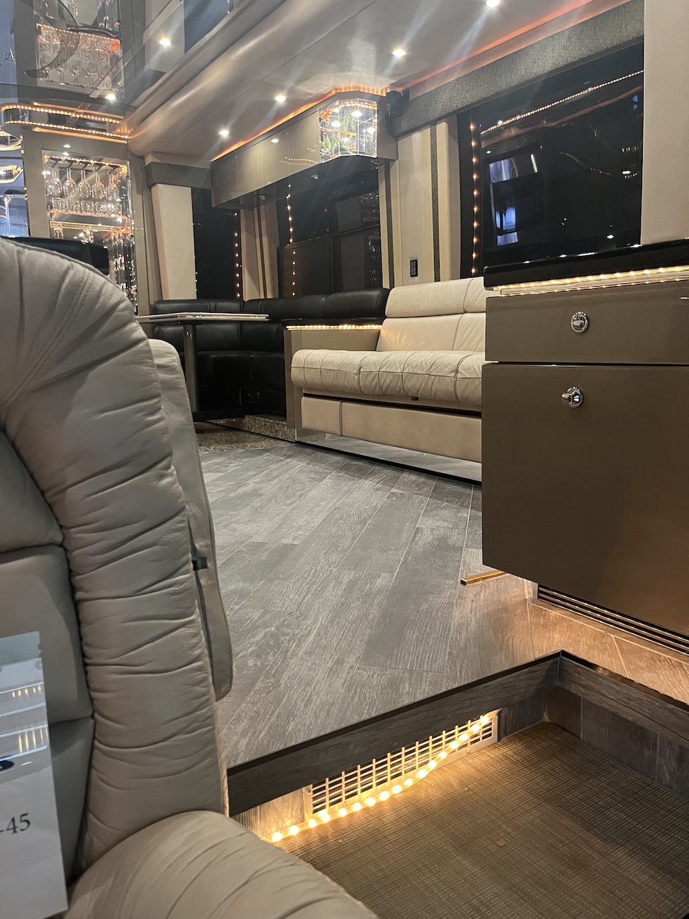 2004 Prevost Featherlite H3-45 For Sale