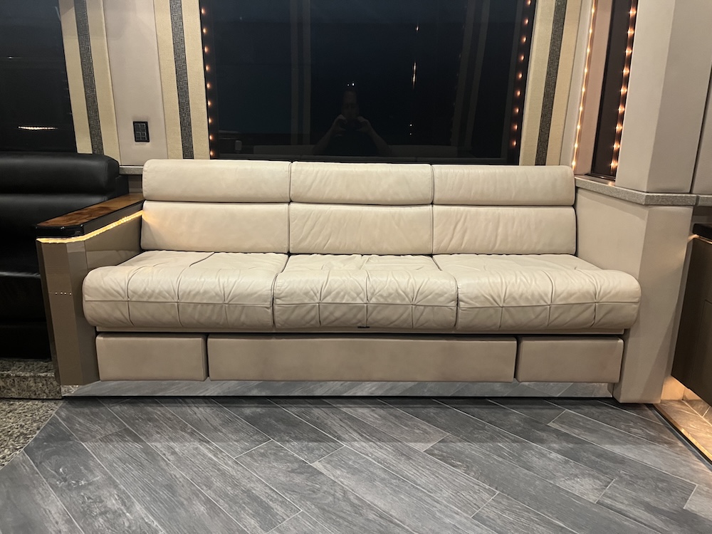 2004 Prevost Featherlite H3-45 For Sale