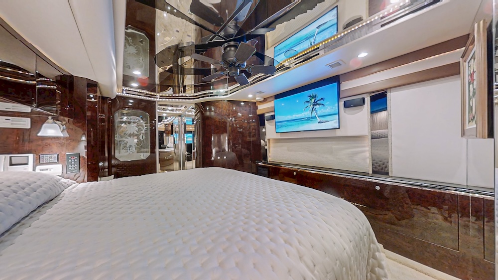 2004 Prevost Featherlite H3-45 For Sale