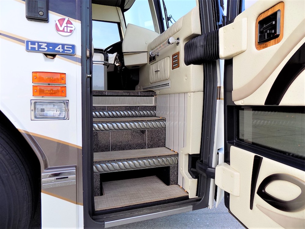 2004 Prevost Featherlite H3-45 For Sale