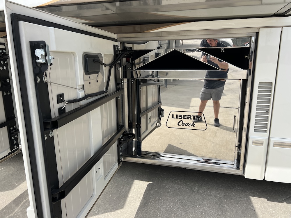 2004 Prevost Liberty H3-45 For Sale