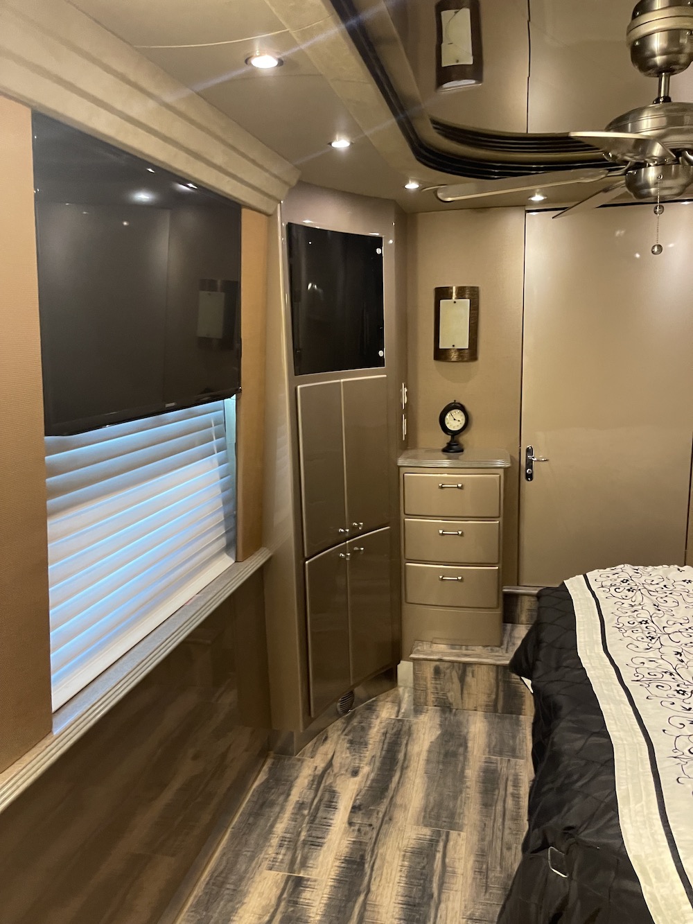 2005 Prevost Country Coach XLII For Sale