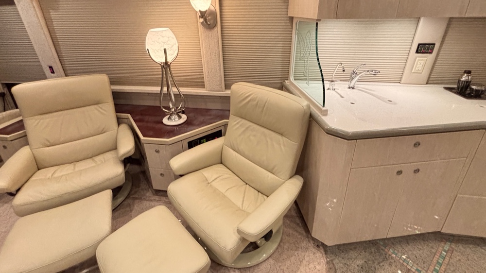 2005 Prevost Featherlite H3-45 For Sale