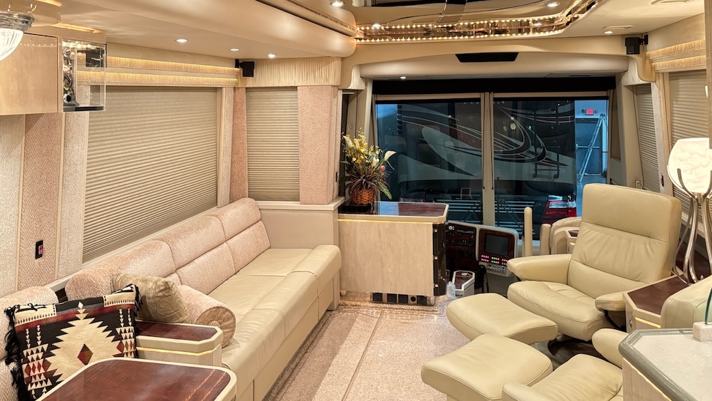 2005 Prevost Featherlite H3-45 For Sale