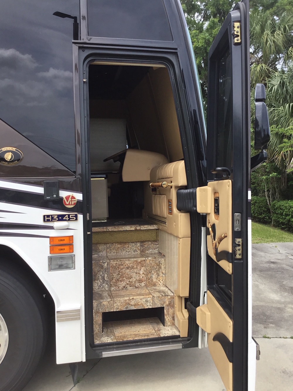 2005 Prevost Featherlite H3-45 For Sale