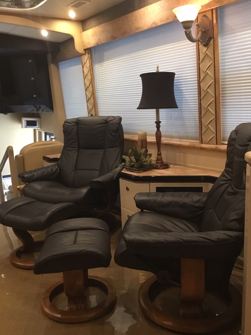 2005 Prevost Featherlite H3-45 For Sale