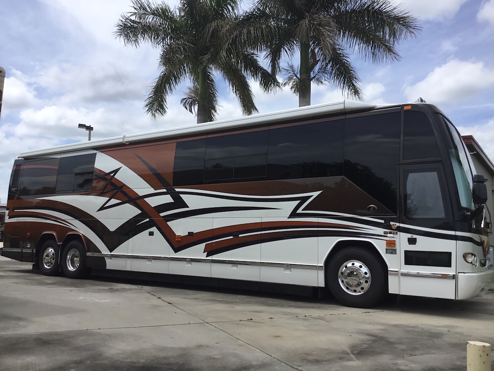 2005 Prevost Featherlite H3-45 For Sale