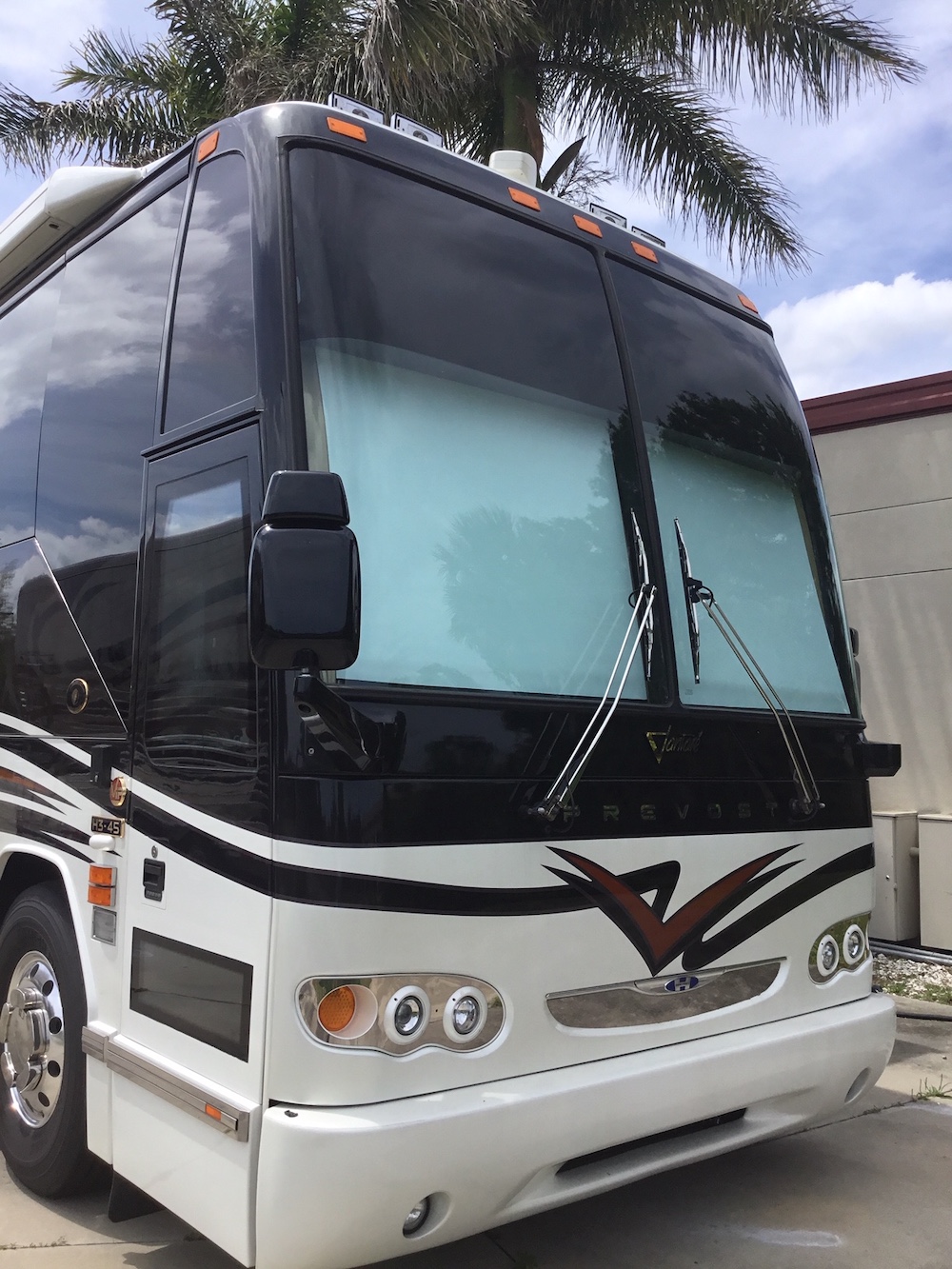 2005 Prevost Featherlite H3-45 For Sale