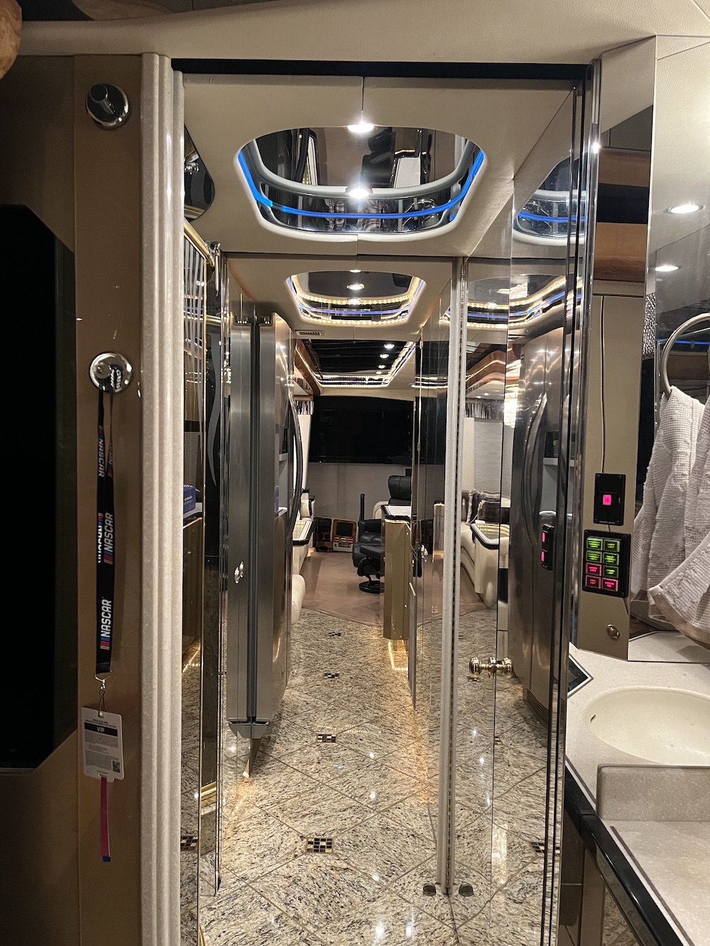 2005 Prevost Featherlite H3-45 For Sale