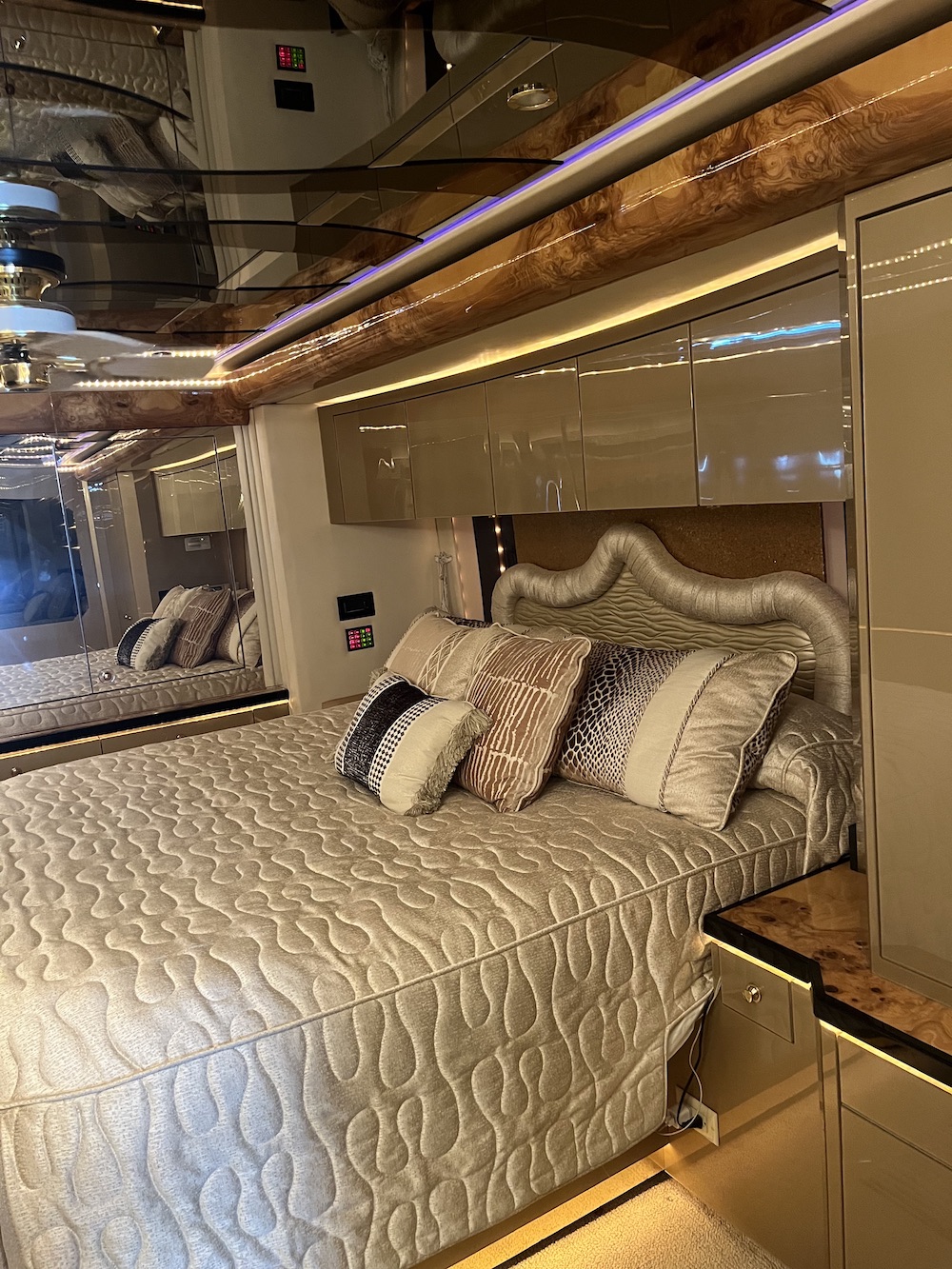 2005 Prevost Featherlite H3-45 For Sale