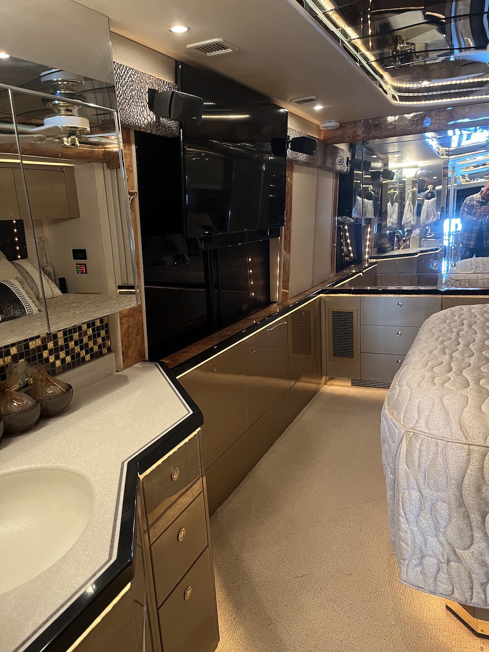 2005 Prevost Featherlite H3-45 For Sale