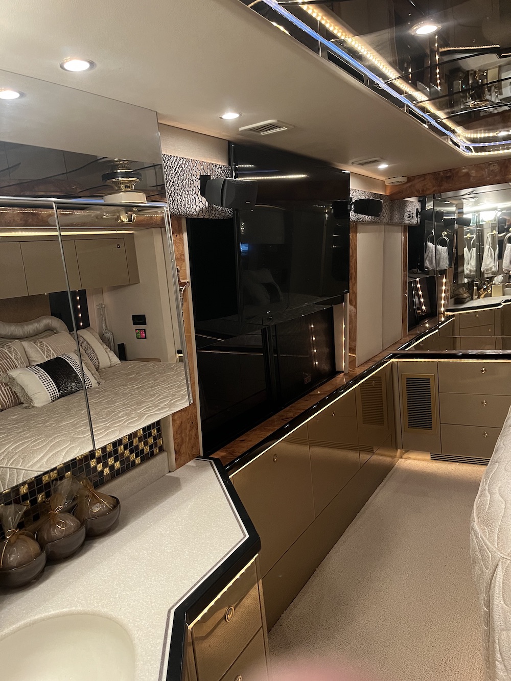 2005 Prevost Featherlite H3-45 For Sale