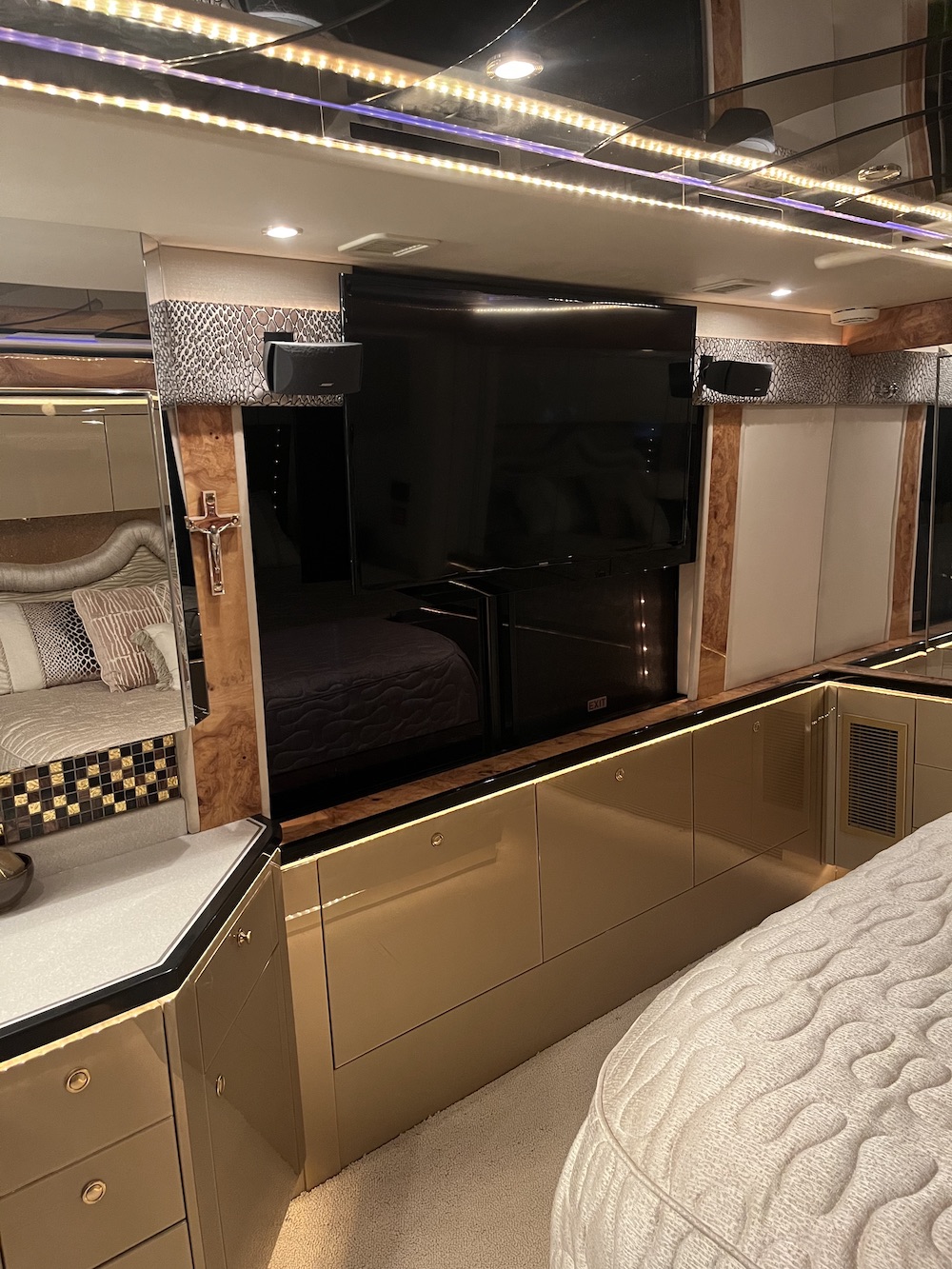 2005 Prevost Featherlite H3-45 For Sale