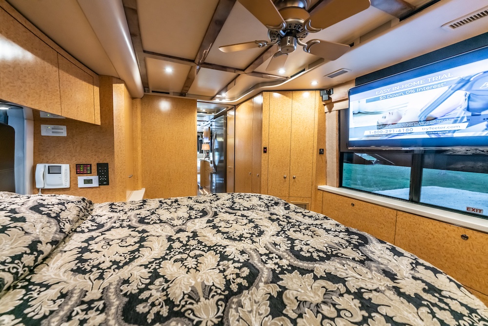 2005 Prevost Featherlite H3-45 For Sale