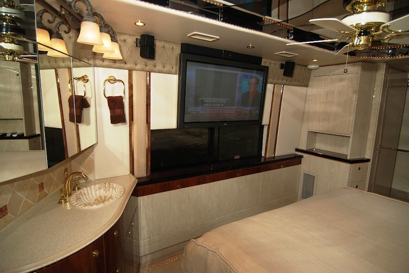 2005 Prevost Featherlite H3-45 For Sale