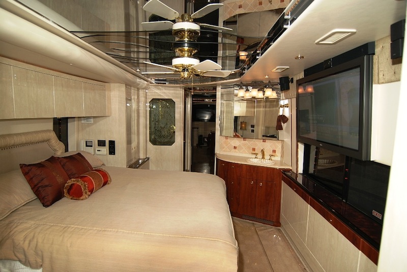 2005 Prevost Featherlite H3-45 For Sale